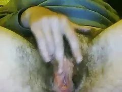 Hårig fitta tjej onanerar 2