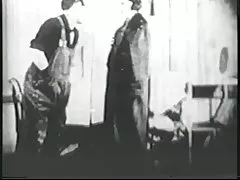 Vintage porr slampa älskar att ha sin fitta fingered innan hon rider stor kuk