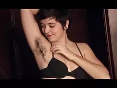 Sexig hårig fitta babe talar om hennes fantastiska kroppshår