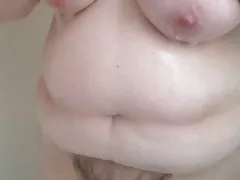BBW dusch innan sängen tvätta hennes håriga fitta, bröst, mage