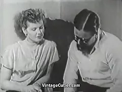 Håriga pojke tränga in sin nya vän (1950-talet vintage)