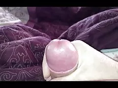 Försiktigt smeka min uncut kuk, tuttar på min kuk, håriga grop