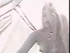 Verkliga voyeur - omklädningsrum - ganska blond försöker bikini
