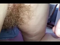 Leker med hennes håriga röv hittade jag en 10 tums pube