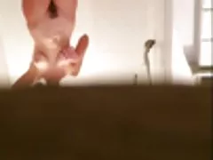 Slow motion av håriga buske fru att komma ur duschen
