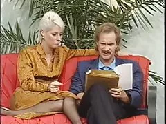 Kort hår blond arbetar lady