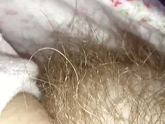 Dra ner hennes pyjamas avslöjar hennes mjuka håriga fitta högen